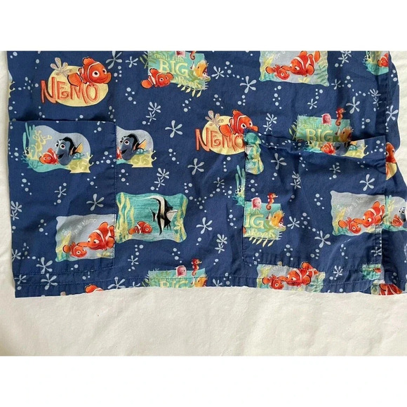 Disney Finding Nemo Womens Scrub Top Sz XS Medical Nurse Fish Pockets V Neck Vet - Picture 5 of 10